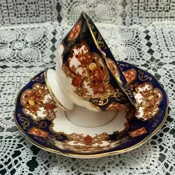 Royal Albert Heirloom Footed Cup &
Saucer england - Picture 9 of 16